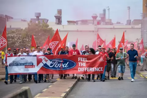 Nachdem im Juni die Entscheidung für Valencia gefallen war, demonstrierten Mitarbeiter von Ford vor dem Werksgelände in Saarloui