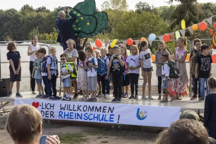 Teil eines Ganzen: F&uuml;r jeden Erstkl&auml;ssler h&auml;ngte Rektor Andreas Mock ein Blatt an den &bdquo;Baum&ldquo;, der die Schulgemeinschaft darstell