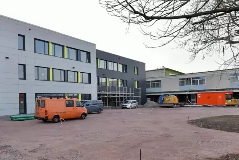 Die Bauarbeiten an der Schule, hier ein Foto von Dezember 2021, sind noch nicht abgeschlossen. 
