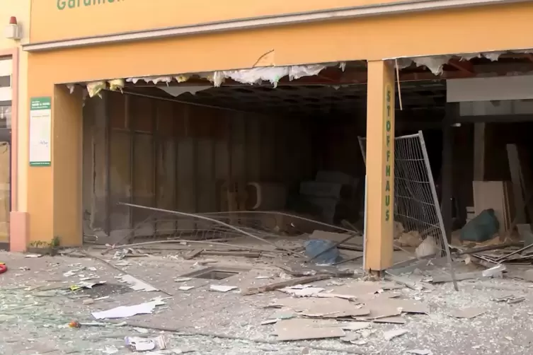 Volle Wucht: Die Explosion hat dazu gef&uuml;hrt, dass Passanten auf der Stra&szlig;e verletzt wurden und der Keller eingest&uuml;rzt ist.