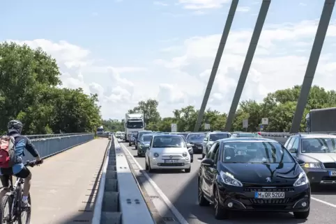 Immer wieder gibt es Staus rund um die Rheinbrücke und den Wörther Trog. 