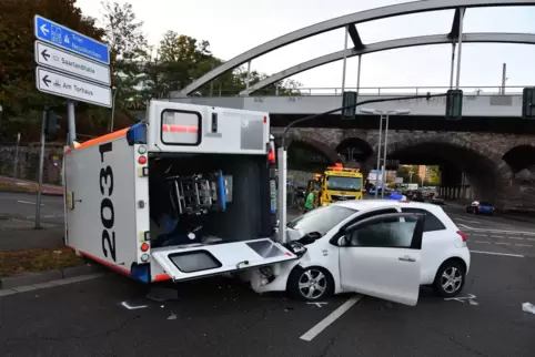 Wie es zu dem Unfall mit zwei Schwerverletzten kam, ist noch unklar. Gutachter ermitteln, weshalb der weiße Toyota Aygo ins Heck