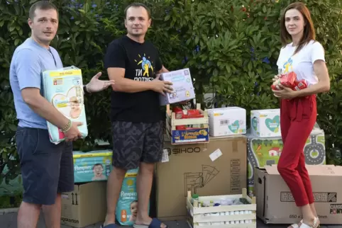 Einige der Spenden, die Viktor Dergachov (links) und Valentin Tsymbal von Ti Potriben mit nach Charkiw nehmen. Lisa Tsymbal (rec