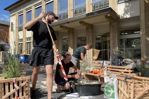 Die Stadtplaner und -umbauer in Aktion (von links): Andreas Beulich, Marlin Fischer und Tobias Becker haben Stadtmobiliar aufges