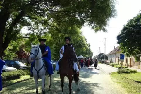 Traditionell: Reiter auf Pferden beim Betyartag. 