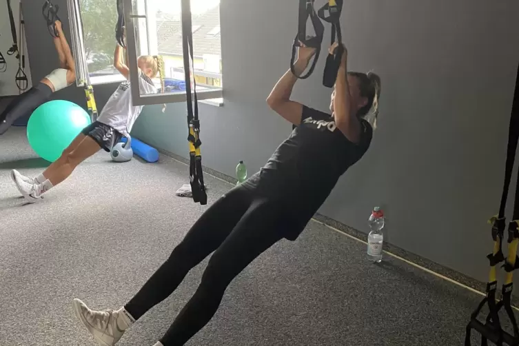Marlena Schilling trainiert Arm- und Schultermuskulatur.