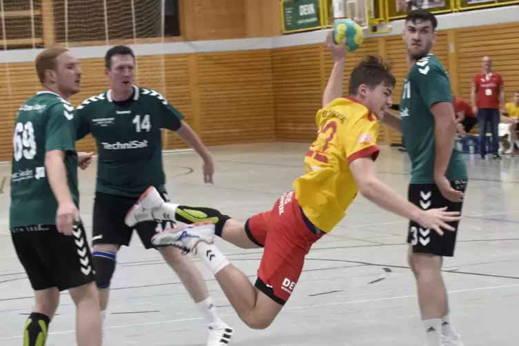 Bennet L&ouml;hmar wagt den Spagat zwischen A-Jugend-Bundesliga mit Friesenheim/Hochdorf und Oberliga mit den Aktiven bei der HSG Eck