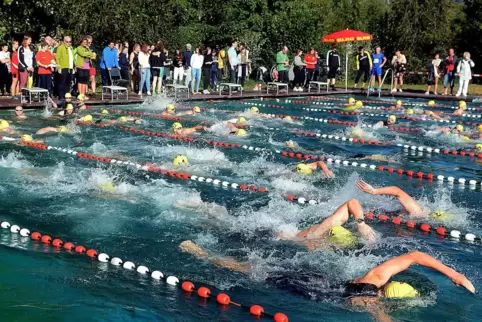 Mächtig Betrieb herrscht beim Rockie-Man im Schwimmbecken. Dieses Jahr könnte eine Rekordteilnehmerzahl an den Start gehen.