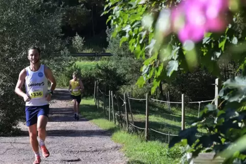 Wieder läuft man am Hombrunnerhof vorbei – hier der Vinninger Sascha Wasem beim Marathon 2021. 