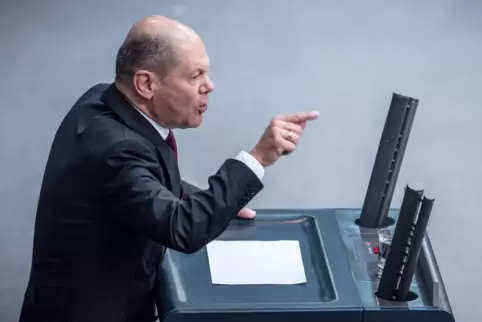 Bundeskanzler Olaf Scholz (SPD) verteidigte im Bundestag die Entlastungspakete der Regierung gegen die Kritik der Opposition. 