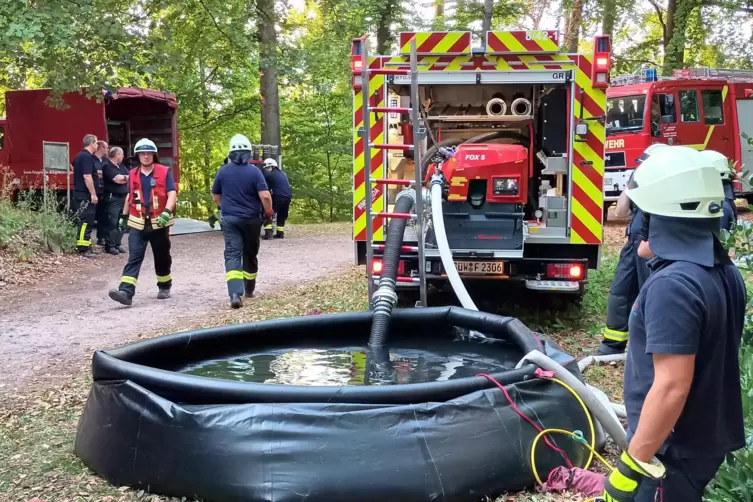 Ein Faltbehälter soll die Einsatzkräfte an der Brandstelle dauerhaft mit Wasser versorgen.