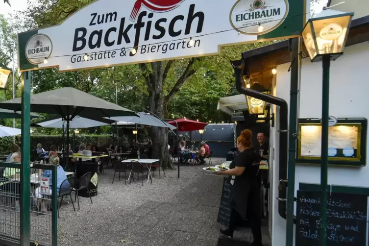 Das Schild &uuml;ber dem Eingang verr&auml;t, was Programm ist.