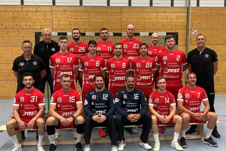 Das ist die Mannschaft der VTZ Saarpfalz in der neuen Oberliga-Spielzeit 2022/23 (hinten von links): Mannschaftsbetreuer Kurt Lö