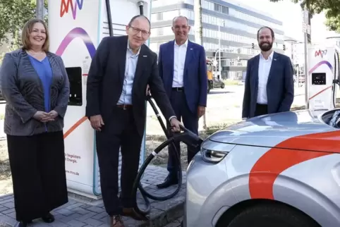 Eine Sache vonwenigen Minuten: Bürgermeister Christian Specht betankt ein E-Fahrzeug. 