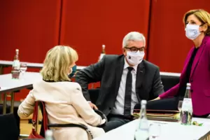 Haben den neuen Kommunalen Finanzausgleich geschmiedet: (von links) Finanzministerin Doris Ahnen, Innenminister Roger Lewentz un