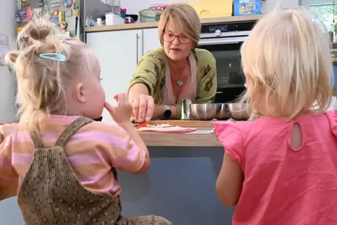 Eva Kunz belegt mit ihren Schützlingen Pinsas, die es zum Mittagessen gibt.