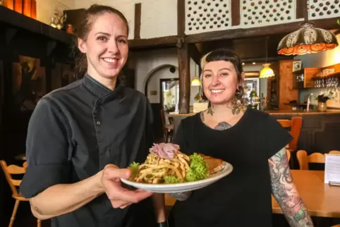 Veganes Restaurant im Eulenspiegel, hier die Inhaberinnen v.l. Camille Guillier und Sonja Petzinger.
