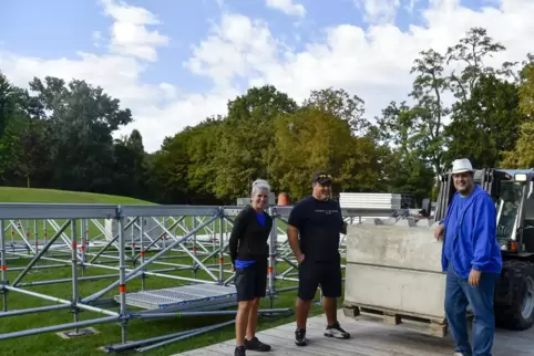 Am Mittwochmorgen steht die Basis der Bühne schon: Mareike Mayer und Jens Becker (rechts) vom Veranstalter Neuwied Musik GmbH un Am Mittwochmorgen steht die Basis der Bühne schon: Mareike Mayer und Jens Becker (rechts) vom Veranstalter Neuwied Musik GmbH un