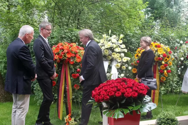 Speyerer CDU-Promis: Axel Wilke (links) und Michael Wagner am Grab von Helmut Kohl.