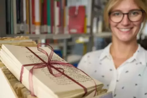 Welche Kosenamen heute und früher genutzt wurden: Birte-Carola Gnau-Franké zeigt historische Liebesbriefe. Sie ist Geschäftsführ