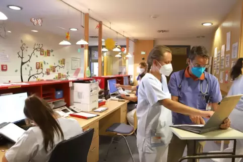 Blick hinter die Kulissen der Kinderklinik im Vinzentius: Oberarzt Harald Blank im Gespräch mit Mitarbeiterin Sabrina Schneider.