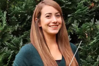 Kayla Jost dirigiert das Kolping-Blasorchester Erfenbach, das Sonntag am Rathaus Erfenbach spielt. 