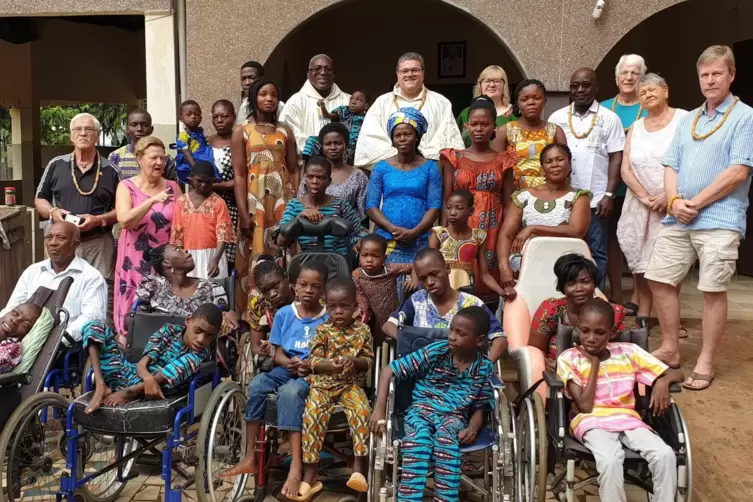 Pfarrer Wolfgang Emanuel (hinten in der Mitte) bereist Togo regelmäßig. Zuletzt war er 2019 dort. 