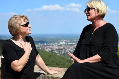 Gerda Bolz (links) und Claudia Albrecht treffen sich an einem Ort, der ihnen beiden viel bedeutet: auf dem Hambacher Schloss.