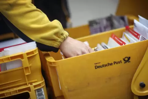 Postzusteller unterwegs: Nur ein Teil der Briefsendungen wird noch von Hand in Speyer sortiert.