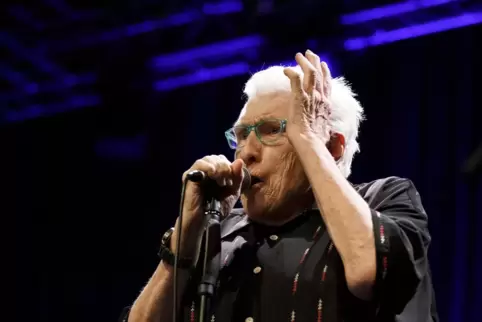Sänger Chris Farlowe gibt alles in der Kammgarn. 