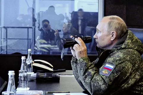 Europa im Visier: der russische Präsident Putin beim Besuch eines großangelegten Militärmanövers im fernen Osten Russlands. 