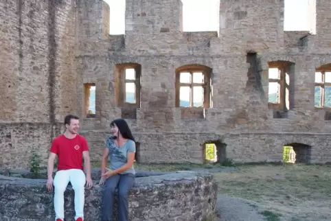 Nur zusammen konnten sie die Firma auf die Beine stellen: Yvonne und Darian Lorat auf Burg Lichtenberg, wo die Kurse stattfinden