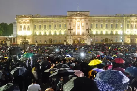 Eine Menschenmasse hat sich vor dem Buckhampalace in London versammelt.