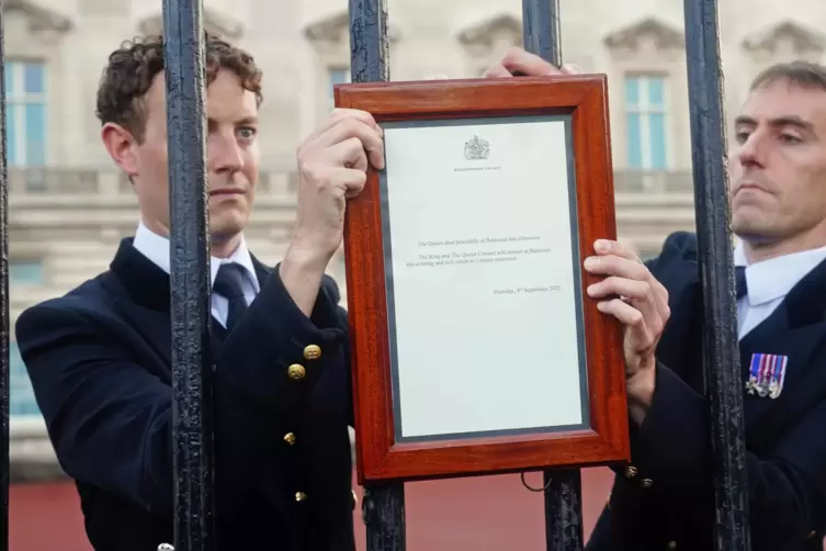Mitarbeiter des Buckingham Palastes bringen an den Toren eine Nachricht über den Tod von Königin Elizabeth II. an 