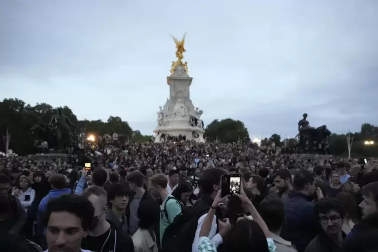 Menschen versammeln sich vor dem Buckingham Palace, nachdem der Tod der britischen Königin Elizabeth II. bekannt gegeben wurde.