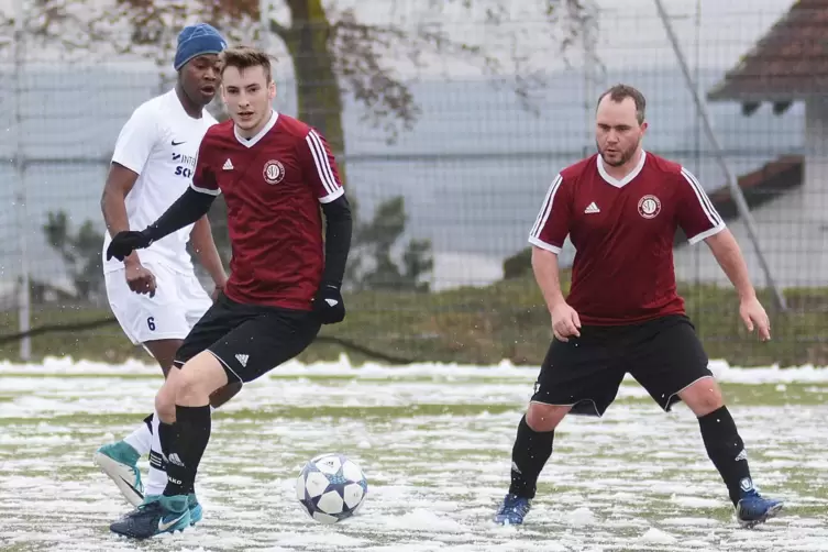 Lewin Heimsoeth (links, hier im Winter 2019 für den SV Imsbach) ist zurück in Winnweiler. Und wie: 12 Tore erzielte er bereits.