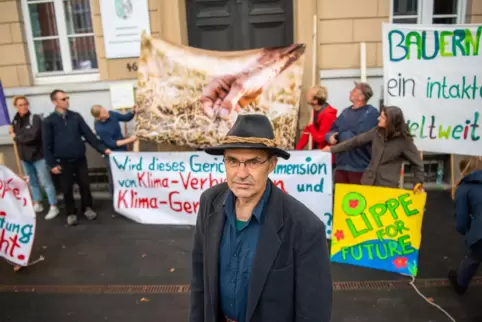 Öko-Landwirt Ulf Allhoff-Cramer am Freitag mit demonstrierenden Bauern und Klimaschützern vor dem Landgericht im westfälischen D