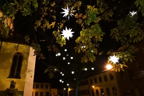 Herrnhuter Sterne vor der Kirche St. Georg.