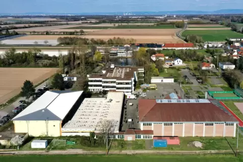 Eine betagte Heizzentrale versorgt die Peter-Gärtner-Realschule (vorne links) und die umliegenden Liegenschaften in Böhl-Iggelhe