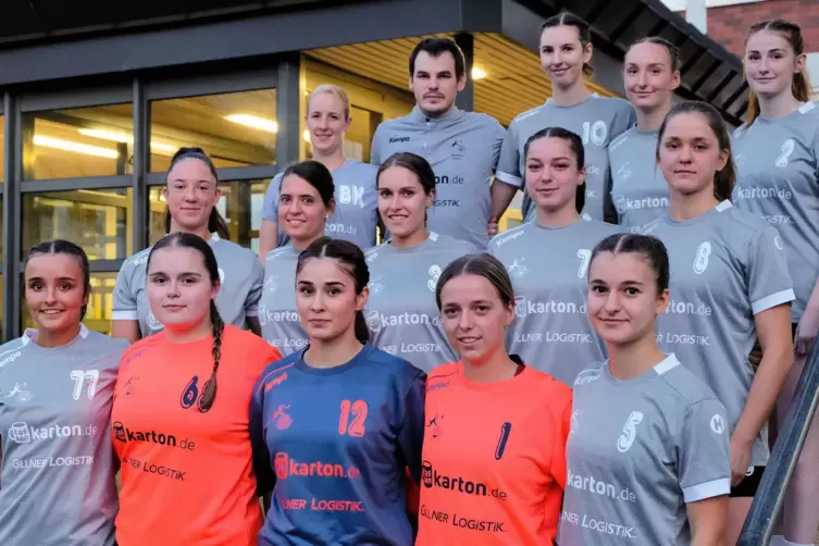 Mit dieser Mannschaft gehen die Damen des SV 64 Zweibrücken in die neue Oberliga-Saison (hinten von links): Physiotherapeutin Ba