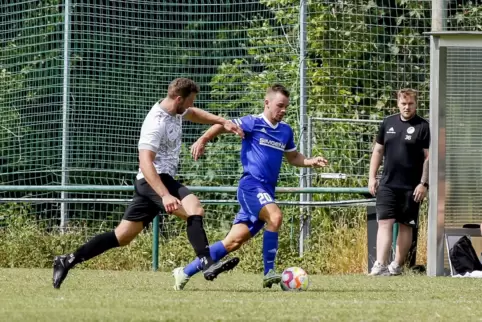 Der TuS Steinbach (weiße Trikots) ist mit seinen sieben Zählern als Aufsteiger erst einmal zufrieden. Jetzt geht’s zu Oberliga-A