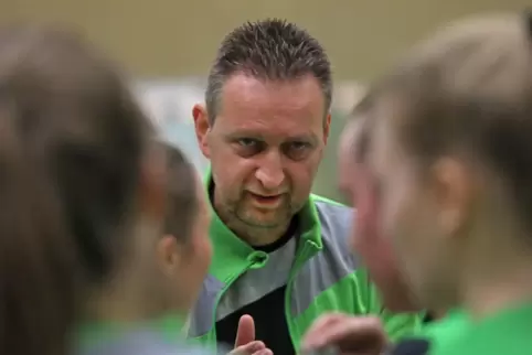 Gerd Götz trainiert die Handballerinnen. 