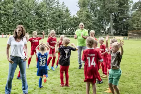 Haynaer Kinder mit Dagmar Eckel und Martin Wagner. 