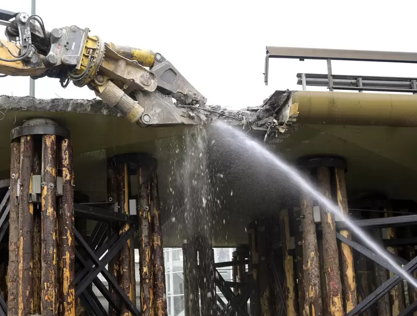 Mit dem Einsatz von Wasser wurde der Staub an der Baustelle gebunden.