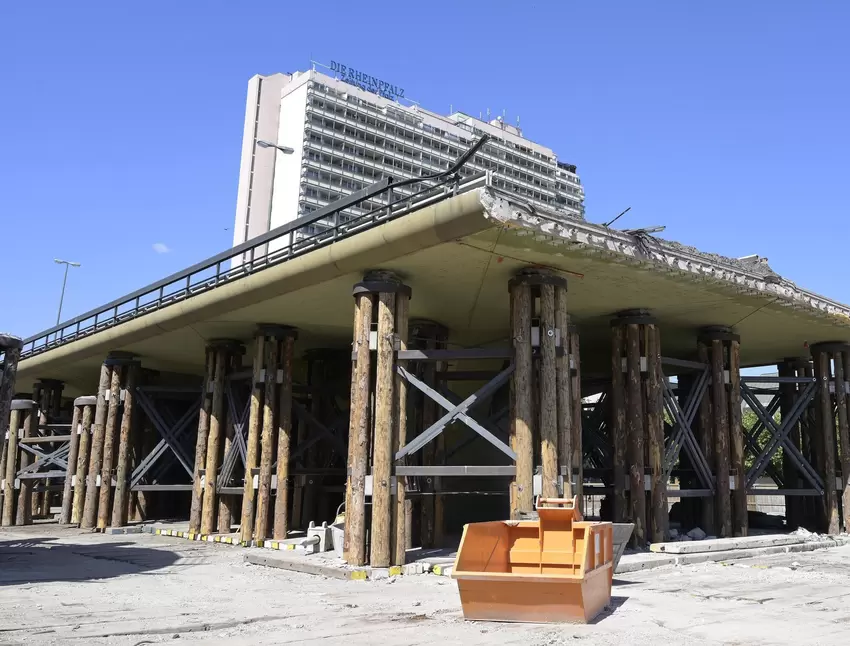 Jeder der massiven Stütztürme aus Holz, Beton und Stahl wog 20 Tonnen.
