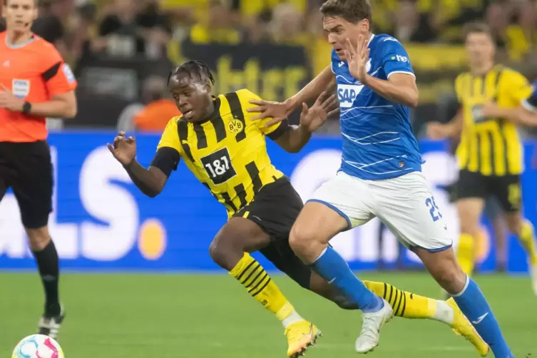 In Dortmund war nichts zu holen: Der Hoffenheimer Robert Skov versucht den BVB-Spieler Jamie Binom-Gittens (links) abzuschütteln