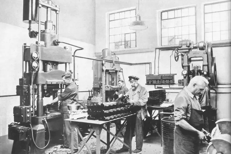 Die Isolierstoff-Presserei in den 1930er Jahren.