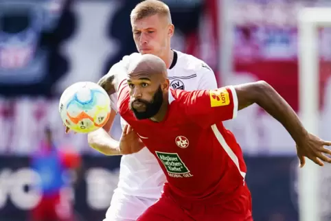 Kraftakt: Terrence Boyd spürt die körperliche Robustheit der gegnerischen Verteidiger. Hier duelliert er sich mit Sandhausens Al