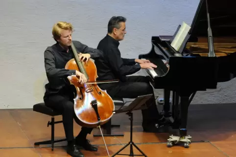 Julian Steckel am Cello und Paul Rivinus am Flügel. 