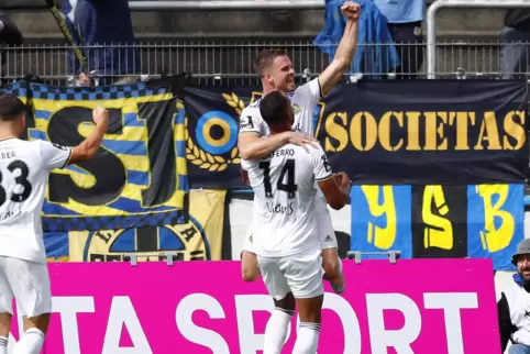 Sebastian Jacob bejubelt sein erstes von drei Toren für den 1. FC Saarbrücken in Bayreuth. Der spätere Schütze des 3:0, Boné Uaf